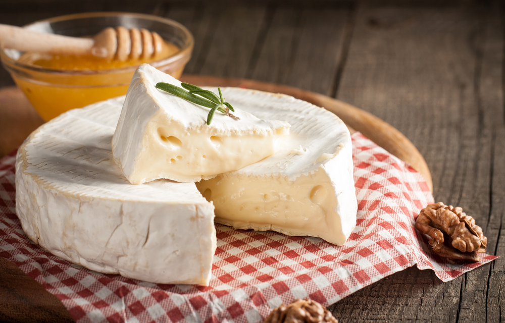 Мягкий сыр фото. Сыр Бри и камамбер. Сыр Brie Camembert. Сыр мягкий камамбер. Козий сыр Турынгурт.