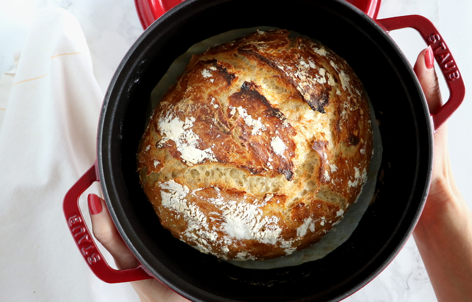 Кастрюля для выпечки хлеба в духовке. Хлеб в духовке в домашних. Домашний хлеб на дрожжах в духовке. Хлеб дрожжевой в духовке.