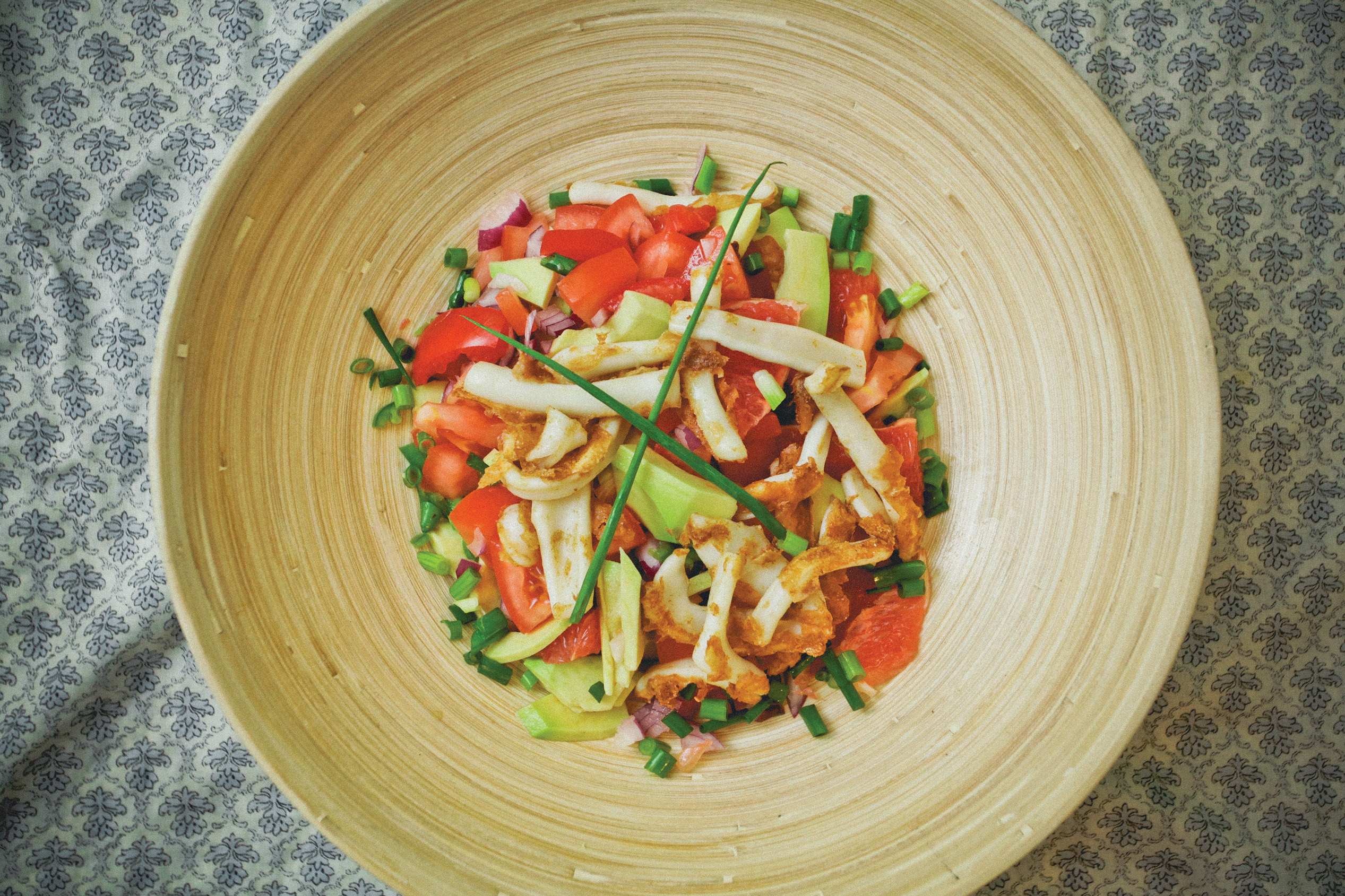 Салат с кальмарами и овощами