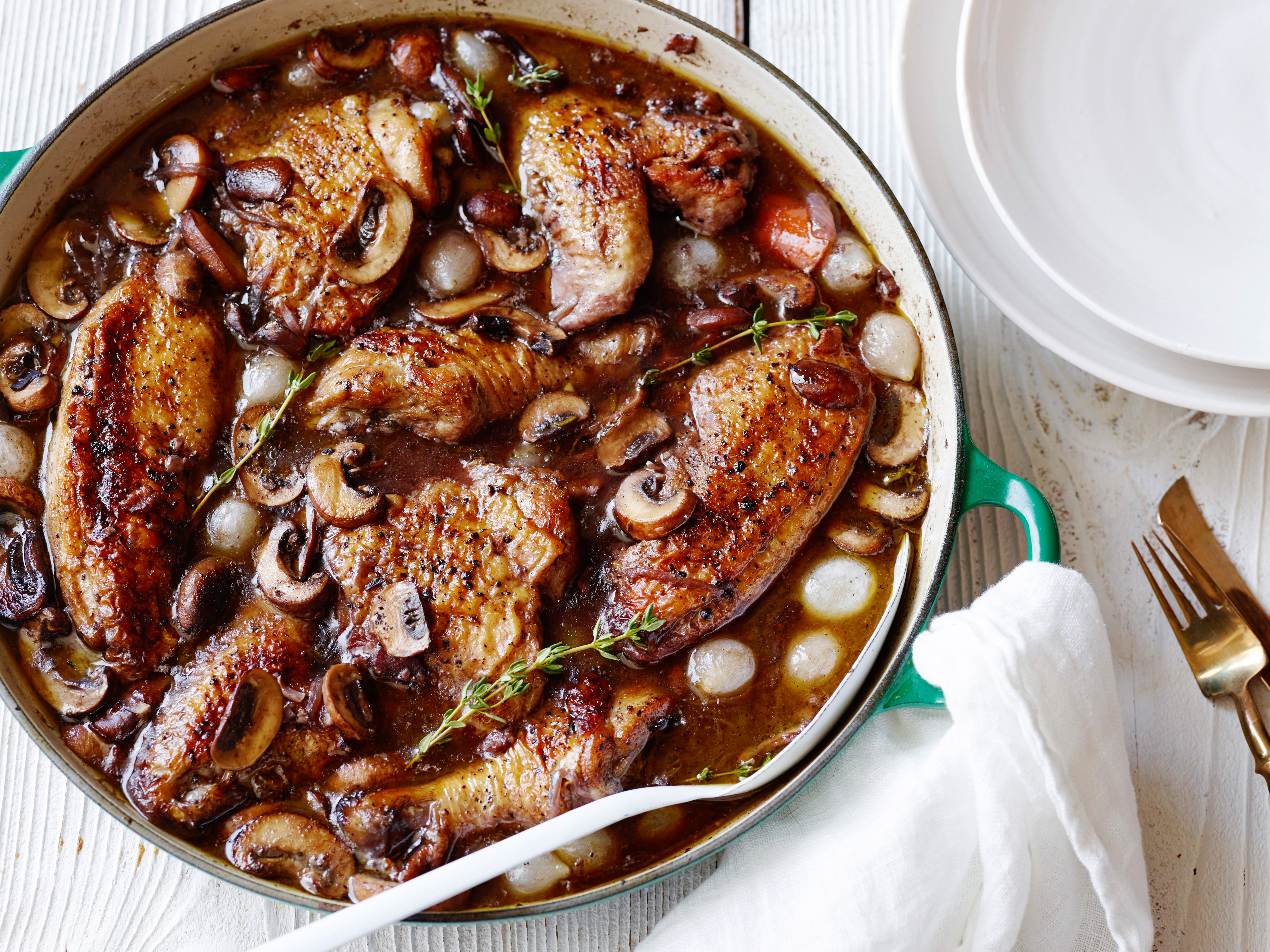 Красная курица рецепт. Coq au VIN. Петух в вине coq au VIN. Кок-а-вин французская кухня. Coq au VIN рецепт.