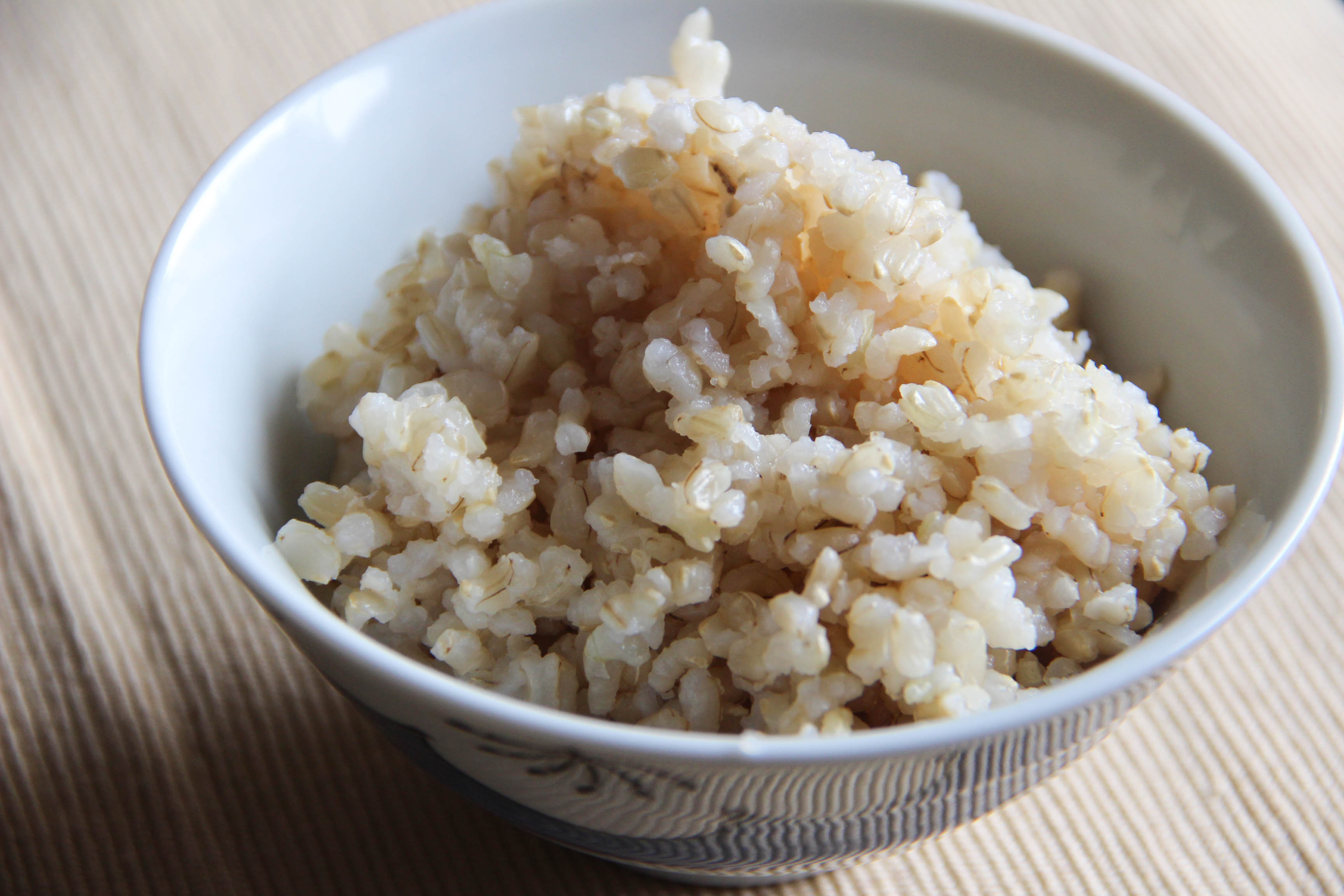 Жарено вареный рис. Генмаи рис. Хонсей рис. Бурый рис вареный. Рис коричневый отварной.