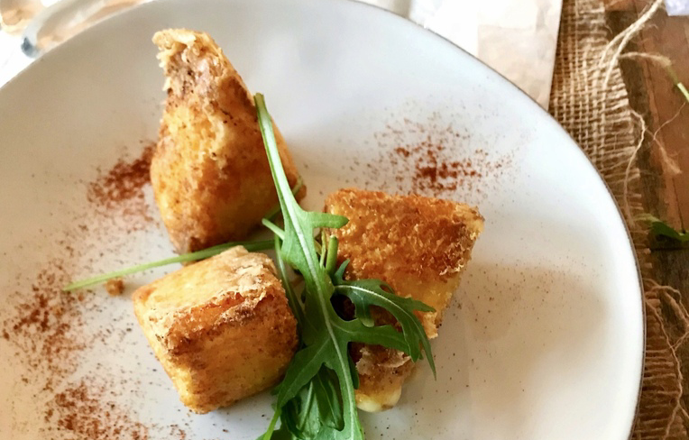 камамбер в панировке с брусничным соусом. камамбер с клюквенным соусом. камамбер с розмарином. камамбер в сухарях. камамбер с клюквенным соусом.