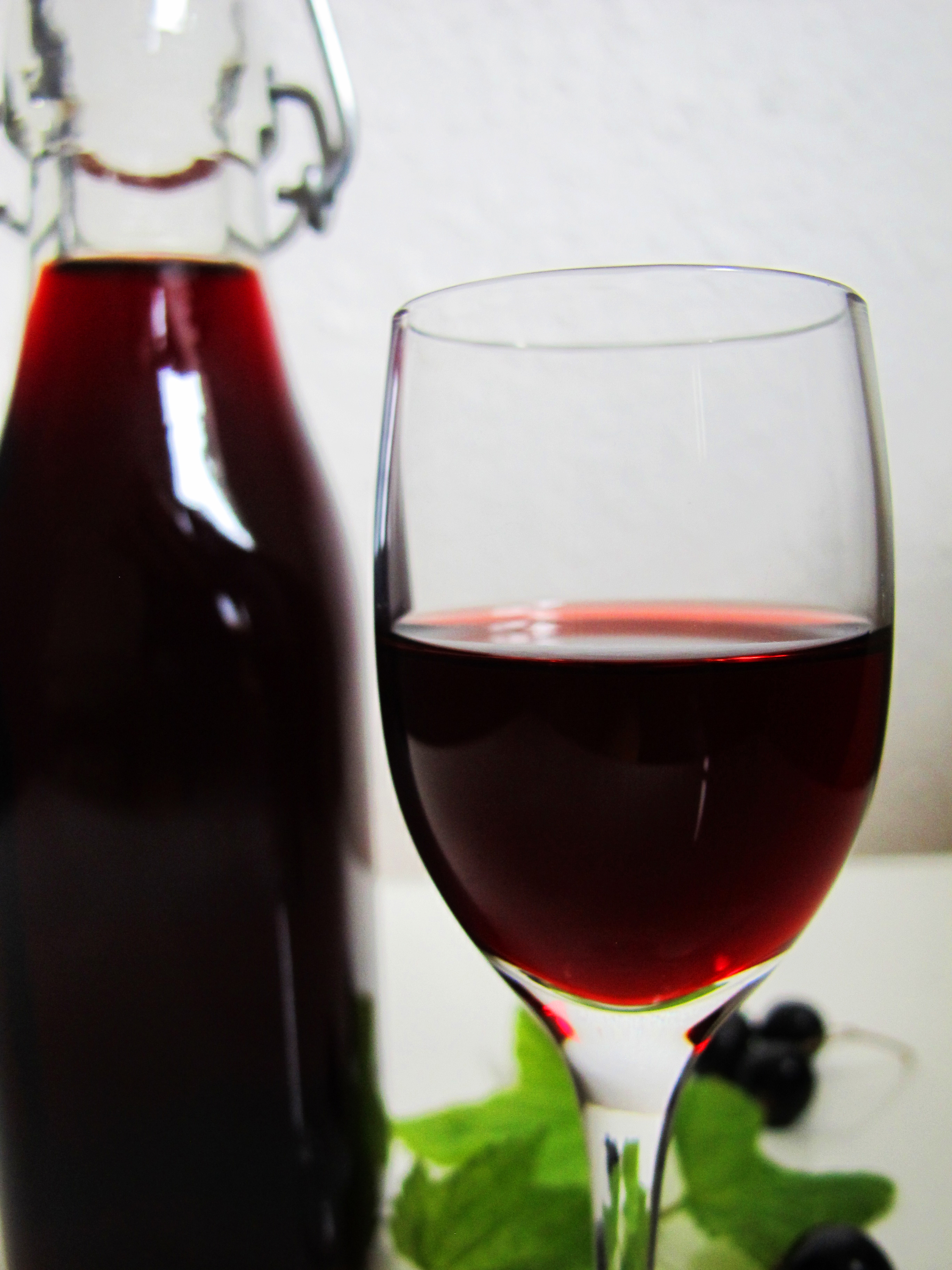 Простейшее вино из черной смородины. Домашнее вино. Черносмородиновое вино. Вино из черной смородины. Домашнее вино из смородины.