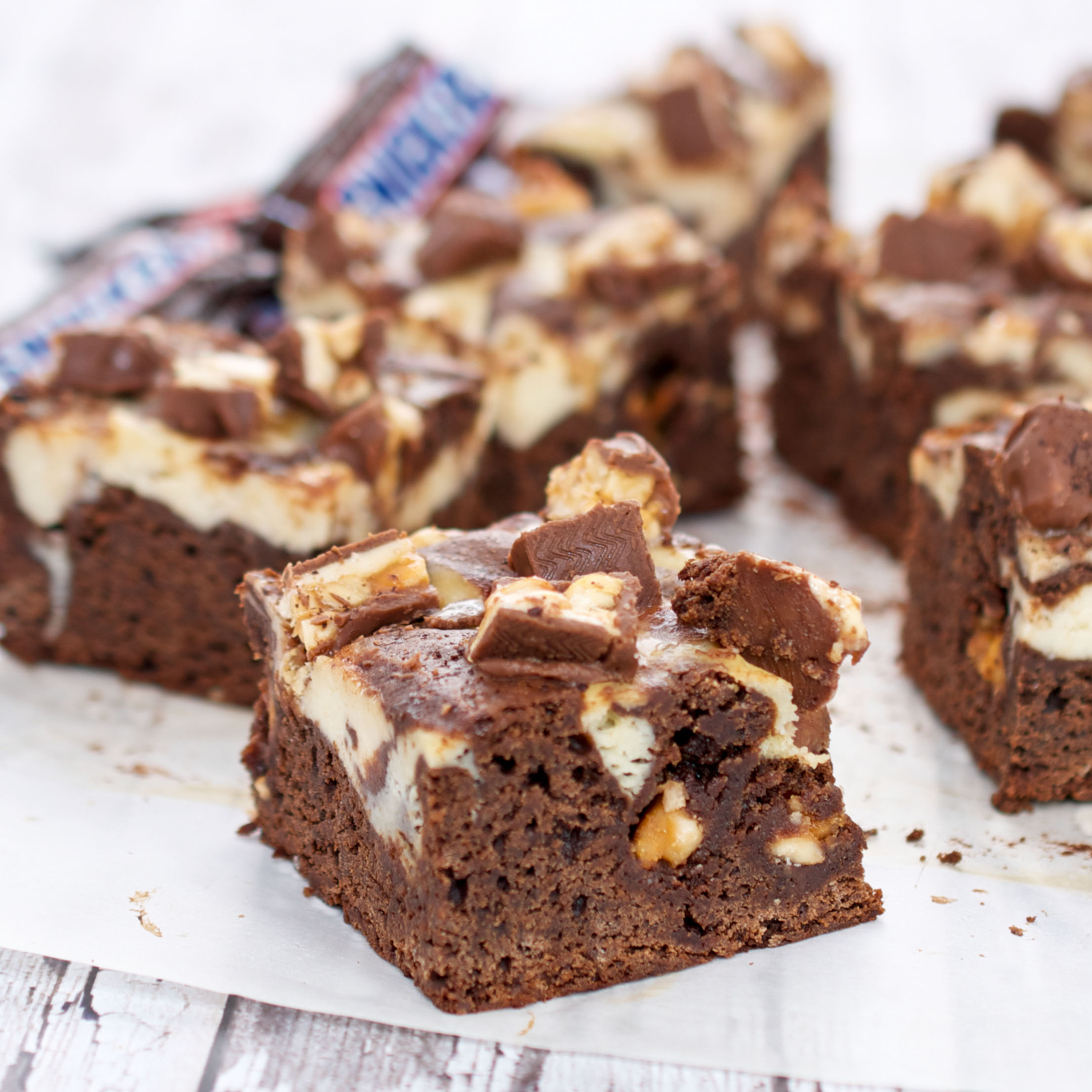 Сникерс рецепт с фото. Брауни чизкейк. Пирог Брауни шоколадный. Snickers Brownie. Вкусный Брауни из печенья.