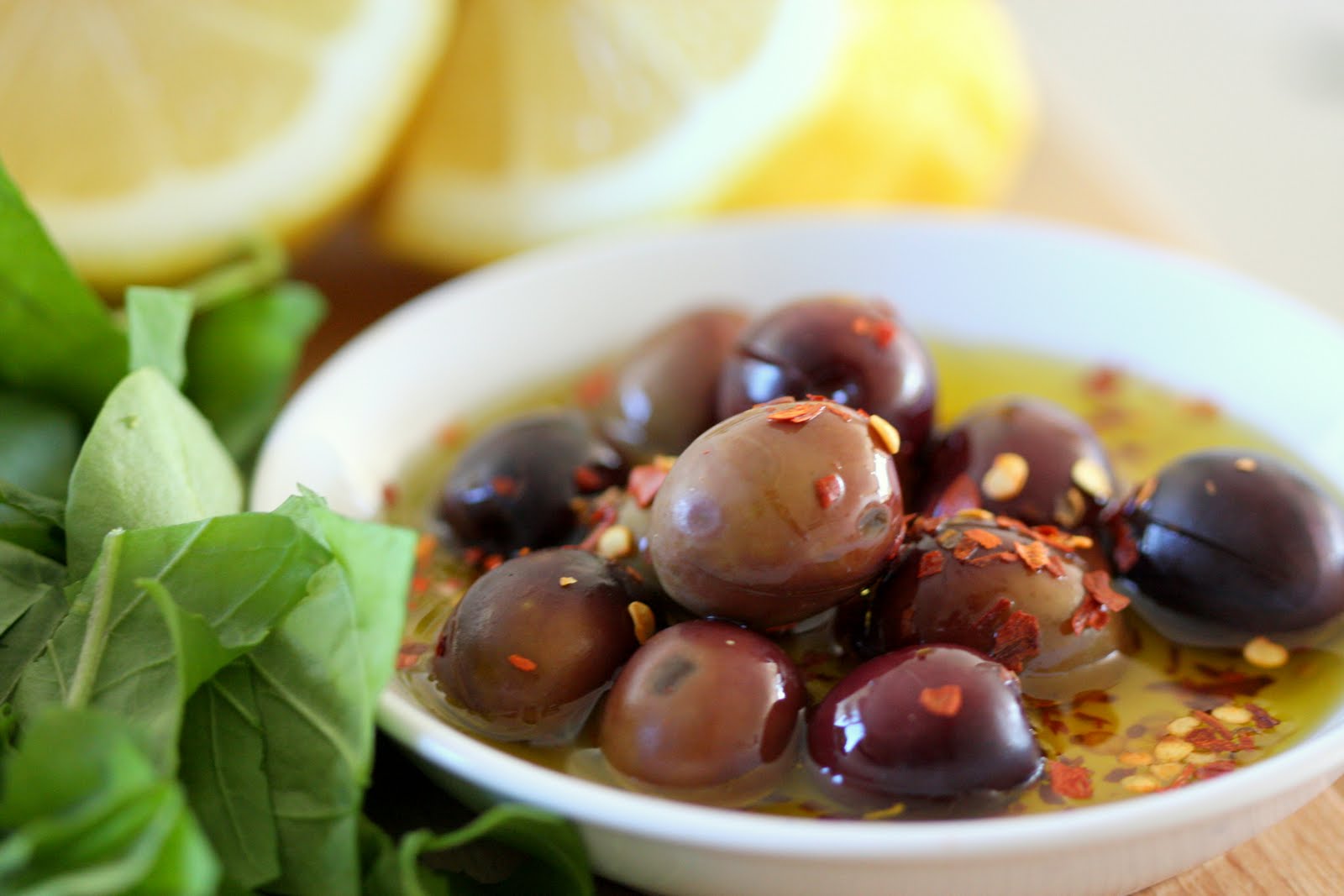 оливки и маслины. оливковое масло. испанские маслины. оливки с лимоном фото. домашний рецепт маслин.