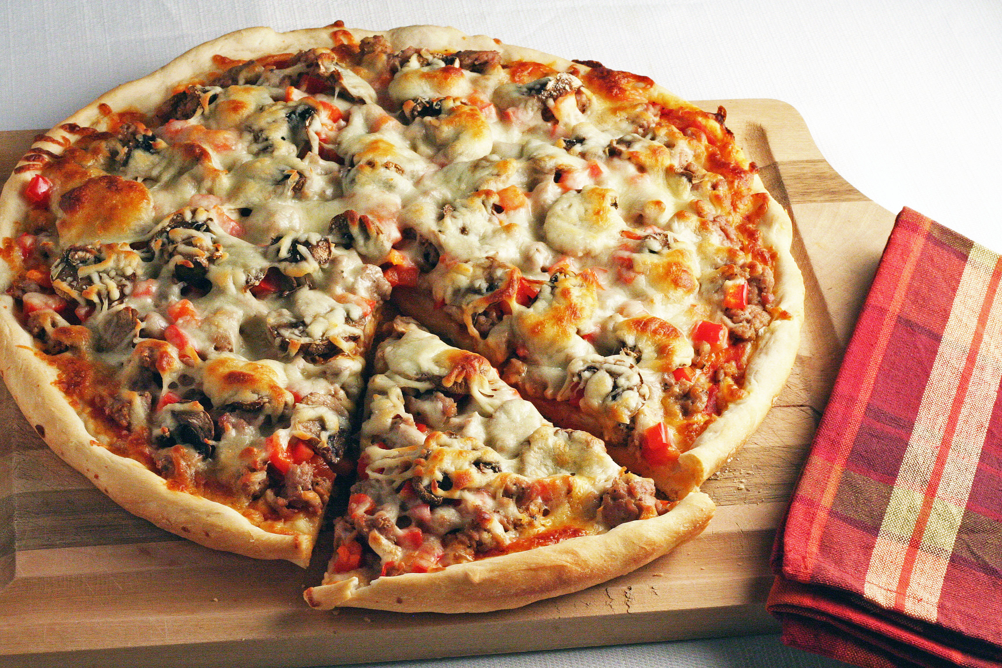 Пицца испечь в домашних условиях в духовке. Пицца с грибами. Пицца домашняя. Пицца с грибами и колбасой. Домашняя пицца с грибами.