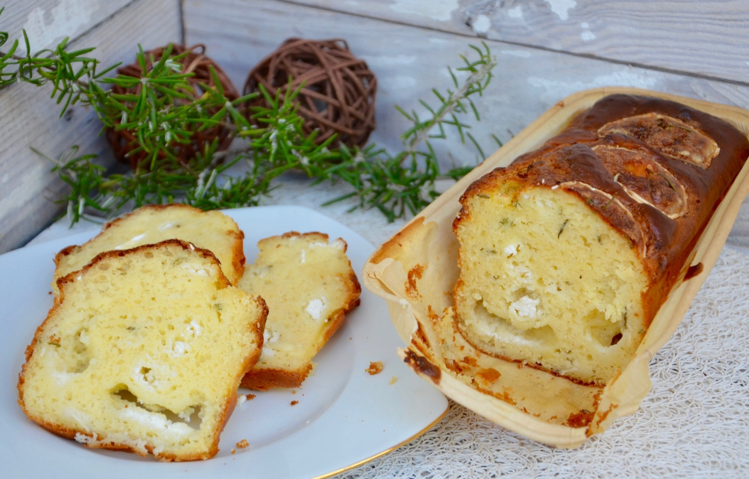 Пирог с козьим сыром и яблоками