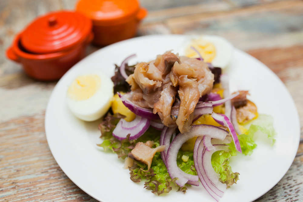 Рыбный салат из копченой рыбы с картофелем