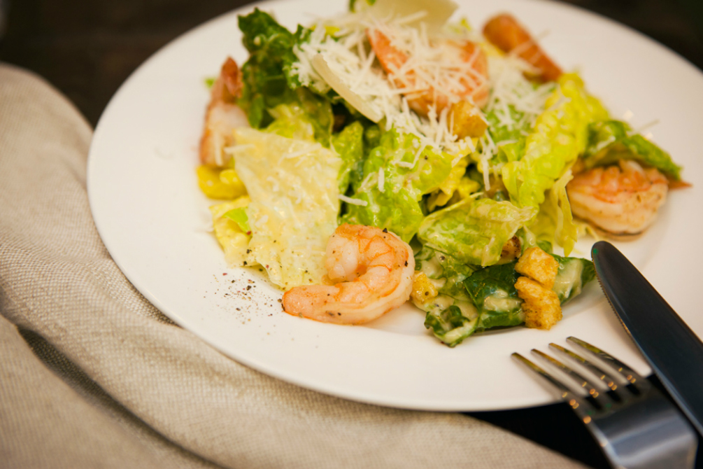 Домашний салат «Цезарь» с классическим соусом