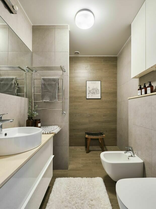 Дизайн ванной комнаты х с разворотом ванны, серые цвета в мозаике