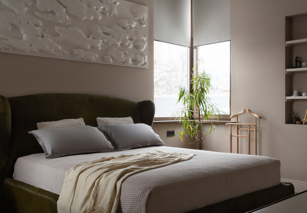 В гостевой комнате разместилась коллекционная массивная кровать в зеленом цвете итальянской фабрики Altrenotti. Ее приобрели еще до покупки дома, она ждала своего интерьера и стала акцентом всей комнаты.