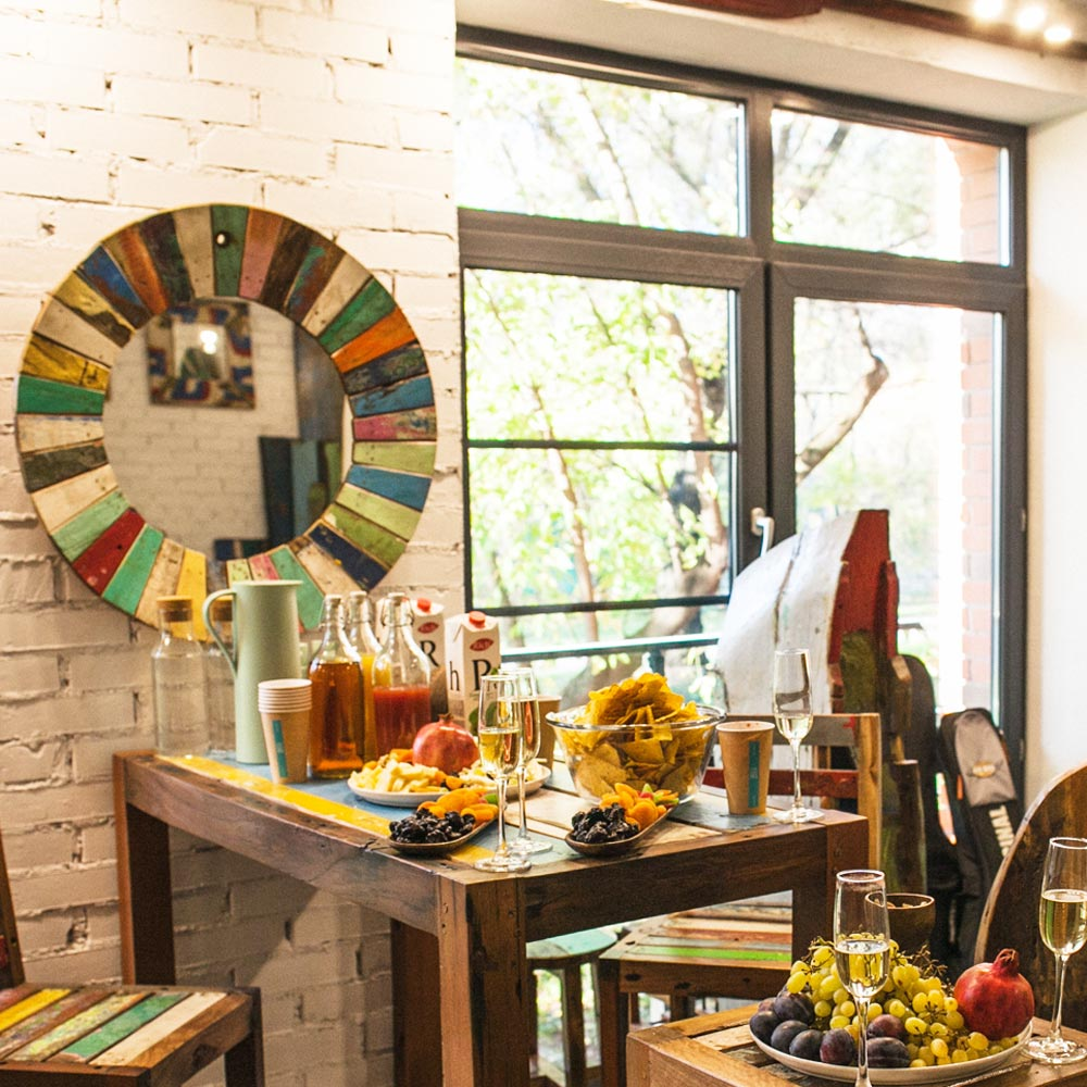 

Настенное зеркало колобок из массива тика