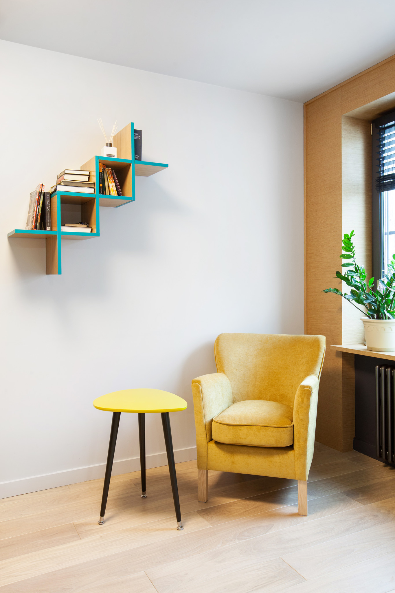 

Полка для гостиной Woo Shelf с торцом синего цвета