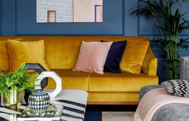 Фотография: Гостиная в стиле Классический, Современный, Гид, желтый диван, желтый диван в интерьере – фото на INMYROOM