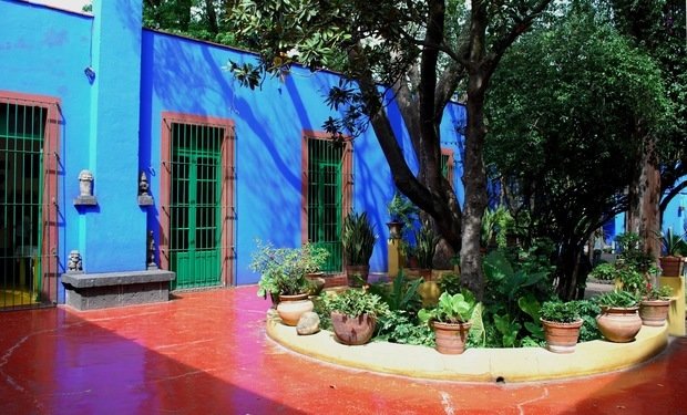 Фотография:  в стиле , Декор интерьера, Дом, Голубой, Мексика, Дом и дача, Мехико, Фрида Кало – фото на INMYROOM
