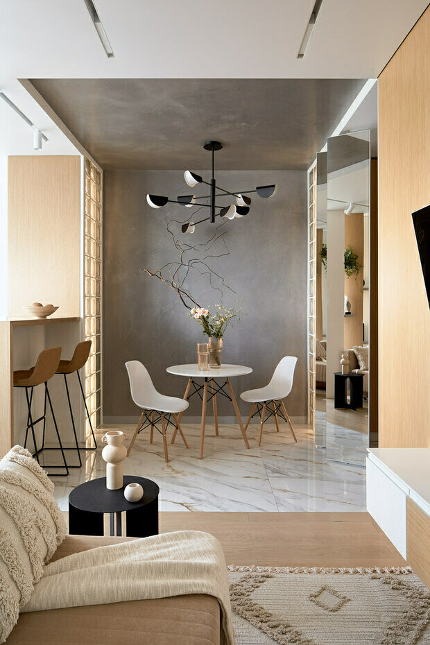 Столовая является видовой зоной, стильным лицом интерьера, здесь используется покрытие под бетон, уходящее на потолок, накладной свет оригинальной формы, стеклоблоки.