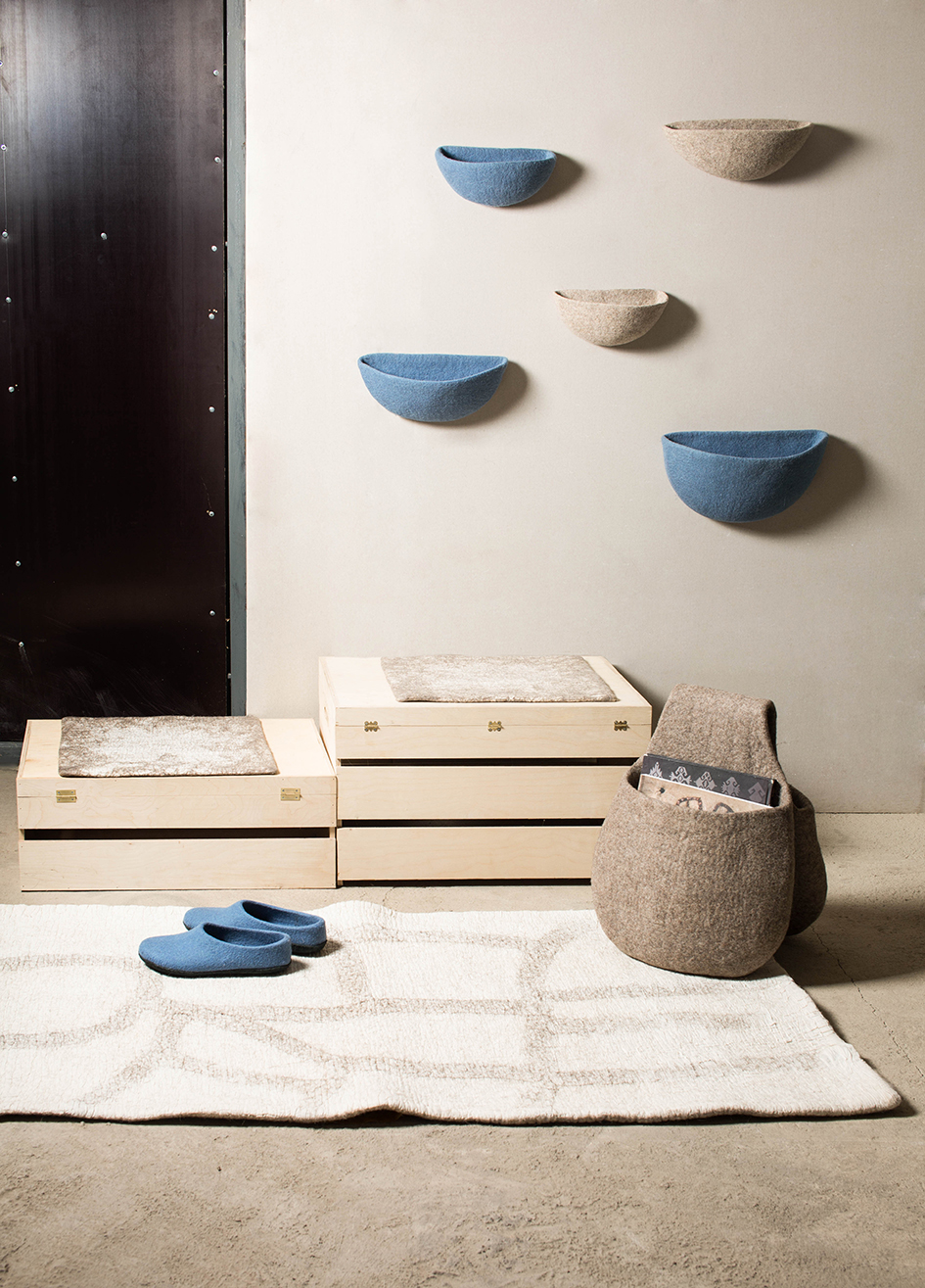 

Настенная секция для хранения в технике войлочная пластика