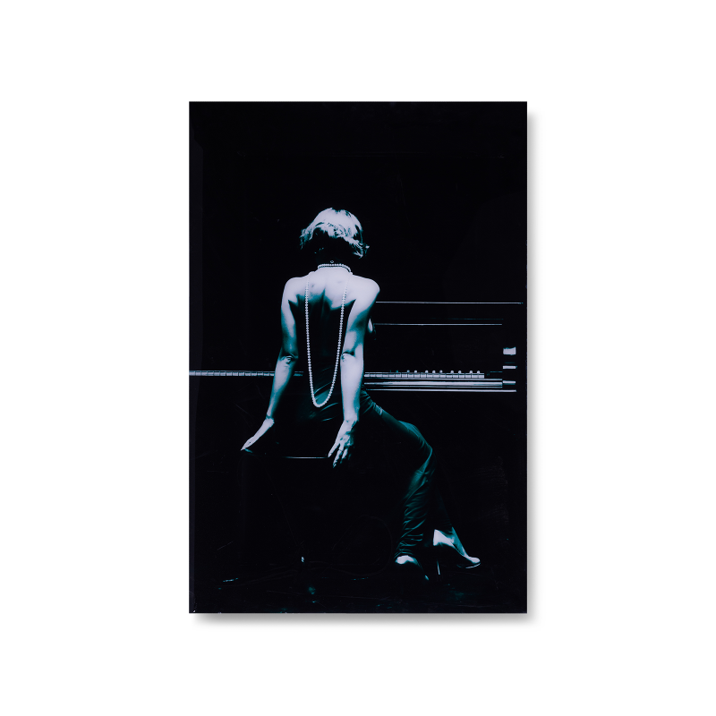 

Картина Woman And Piano в монохромных цветах
