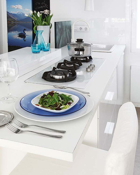 Фотография: Кухня и столовая в стиле Хай-тек, Малогабаритная квартира, Квартира, Испания, Цвет в интерьере, Дома и квартиры, Белый – фото на INMYROOM