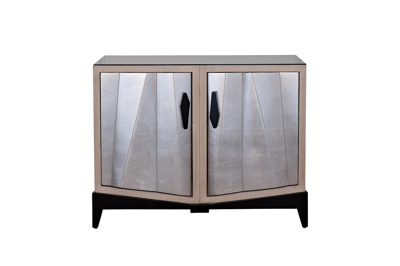 

Комод серебристого цвета с двумя дверцами