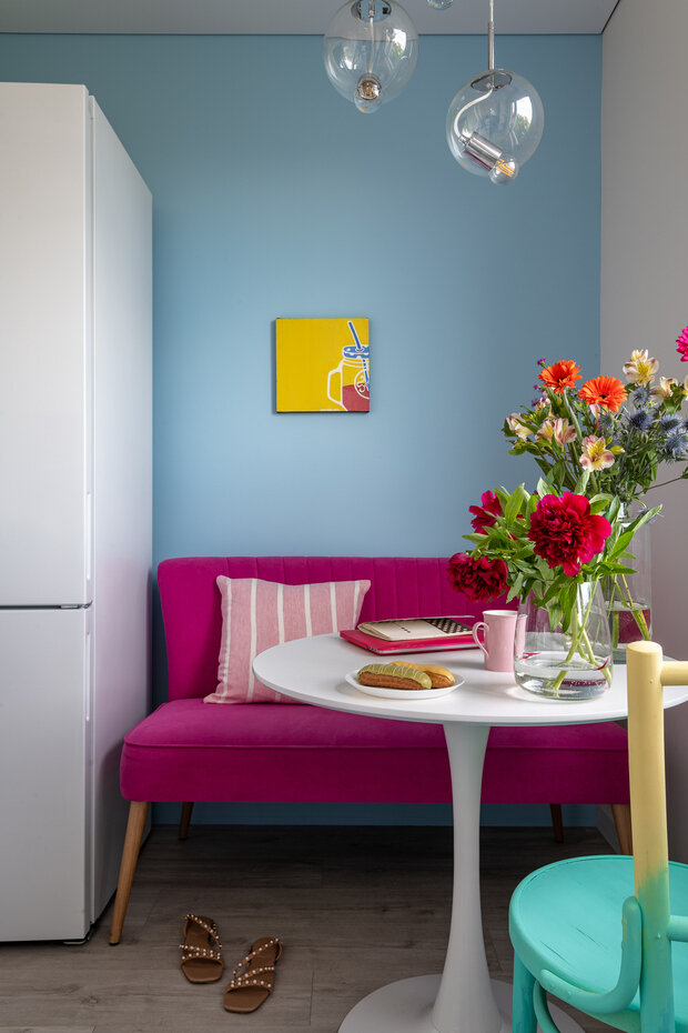Диванчик на кухне — отдельная любовь дизайнера и заказчицы. Яркая фуксия на фоне голубой стены — смелое решение, которое всем понравилось единогласно.