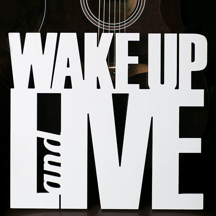 Надпись "wake up" Надпись "wake up"