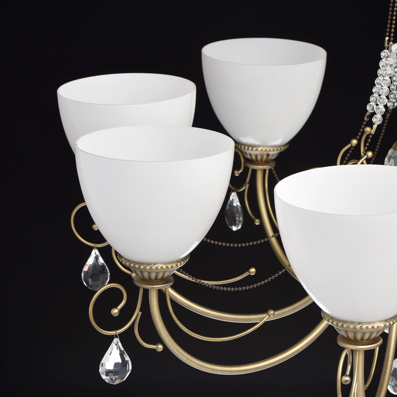 

Подвесная люстра фелиция с белыми плафонами