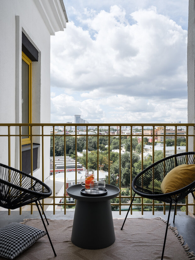 На балконе постелили ковер, поставили два кресла Акапулько и кофейный столик для того, чтобы отдыхать и наслаждаться видом.