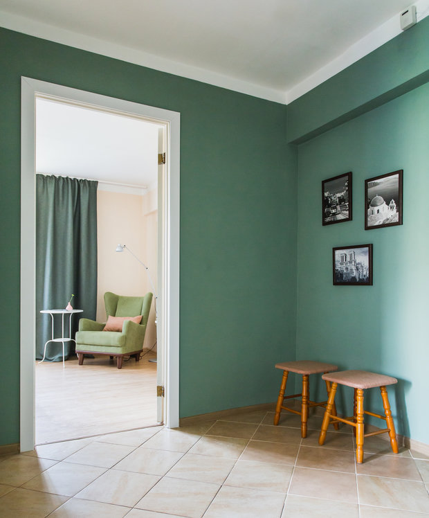 Зеленый цвет в коридоре: как использовать — 30 фото