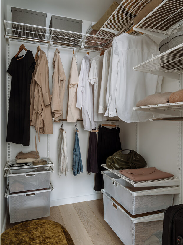 Системы хранения Elfa позволили быстро организовать гардеробную, шкафы и постирочную. Постепенно заказали двери для шкафа. Получилось довольно бюджетно.