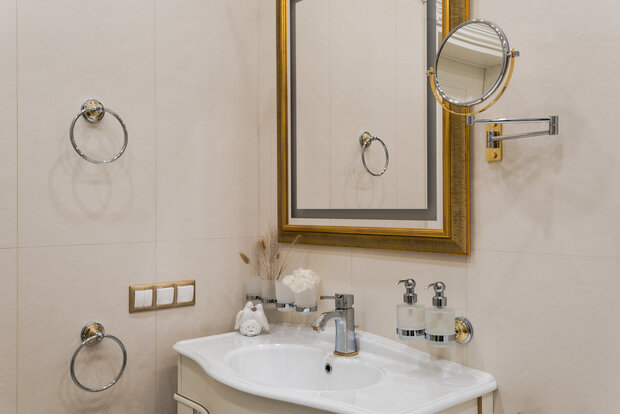 Классические ванные комнаты: обзор вневременной красоты традиционных интерьеров