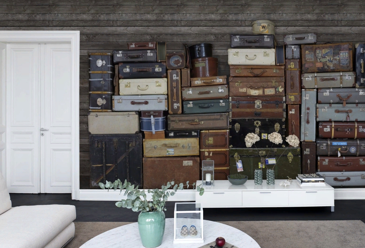 

Дизайнерские обои Stacked Suitcases