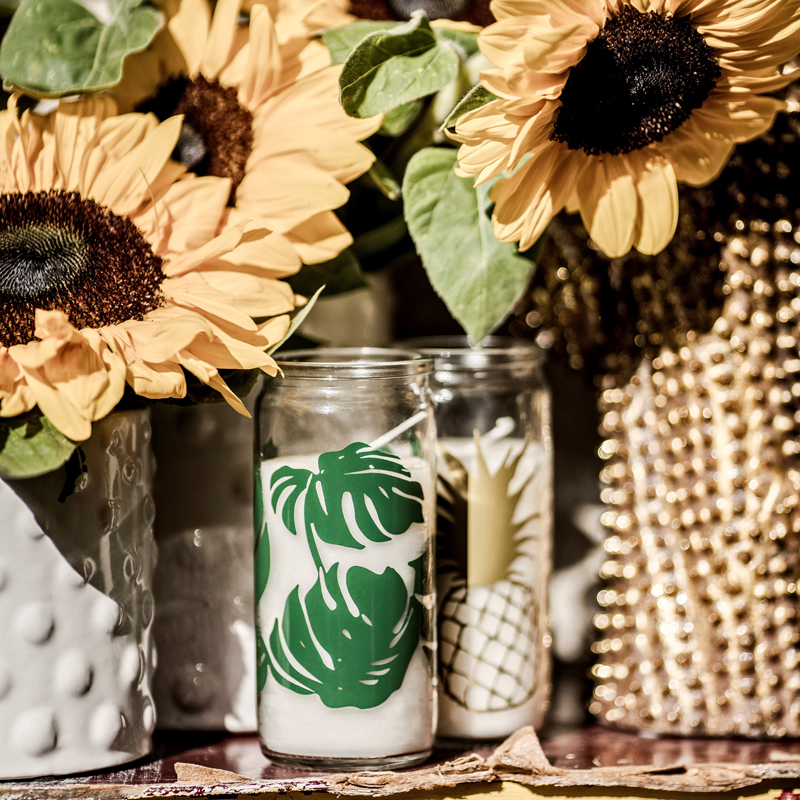

Свеча в стакане Monstera с графическим рисунком