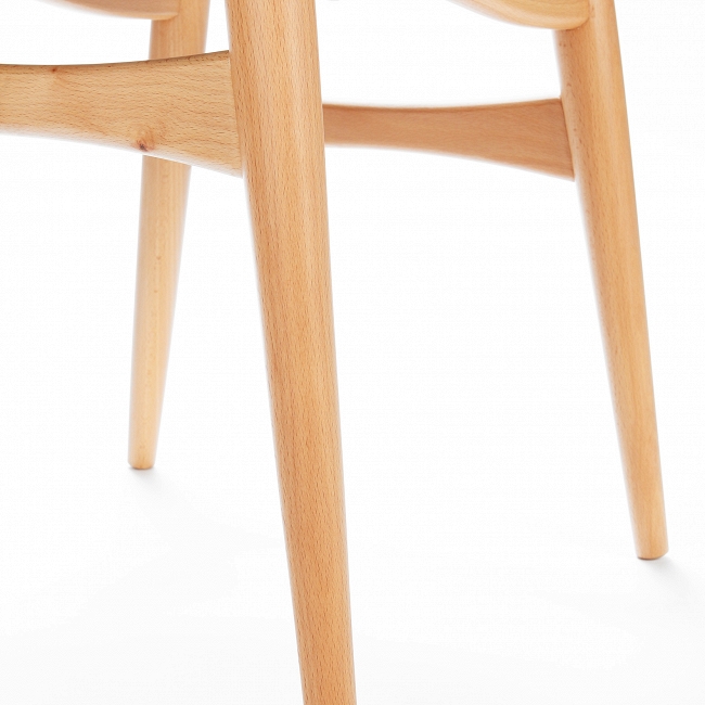 

Стул с сидением из черной ткани