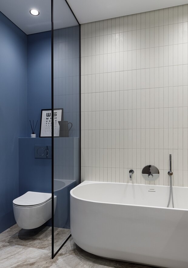 Зонирование с помощью цвета также применили в мастер-ванной. Часть помещения выкрашена серо-голубой краской.