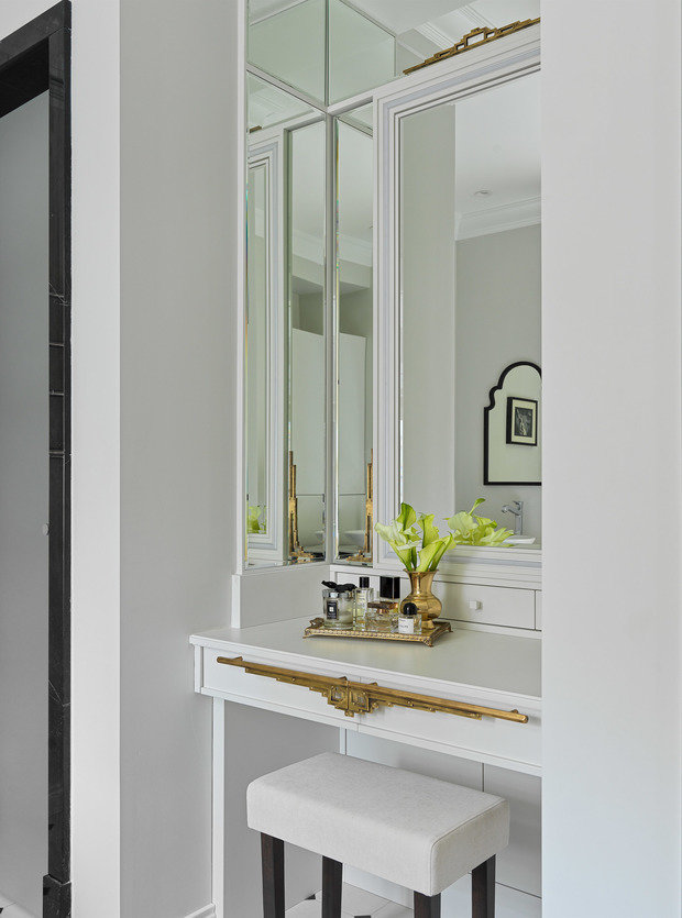 Макияжный столик в основной ванной комнате со скрытыми за зеркальными панелями отделениями был разработан и изготовлен специально для этого проекта.