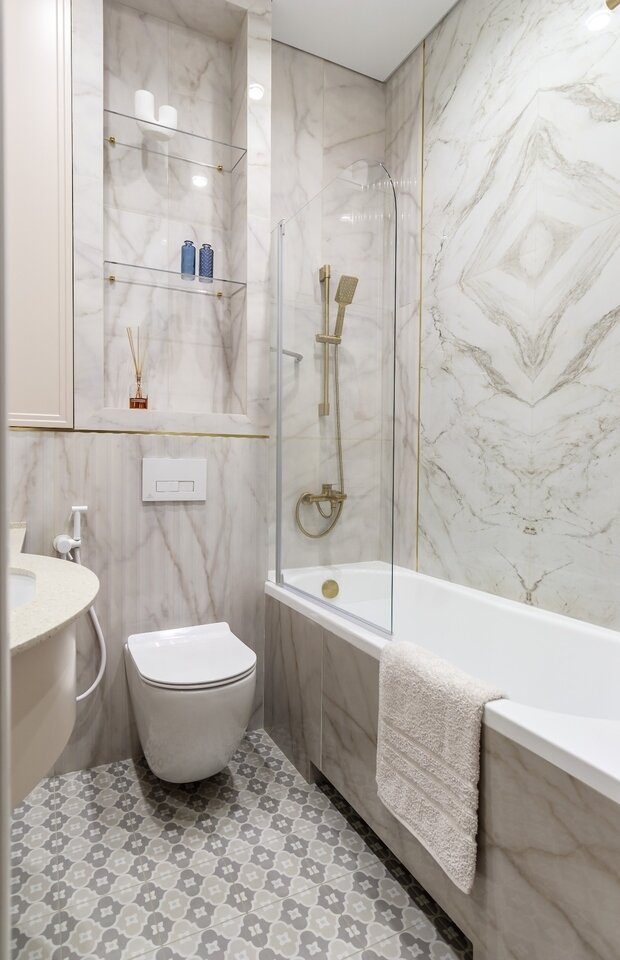 Дизайн ванной комнаты в средиземноморском стиле от Deirdre Doherty, Лос-Анджелес, США