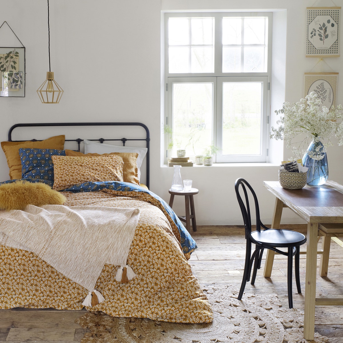 

Круглый табурет Asayo из массива вяза