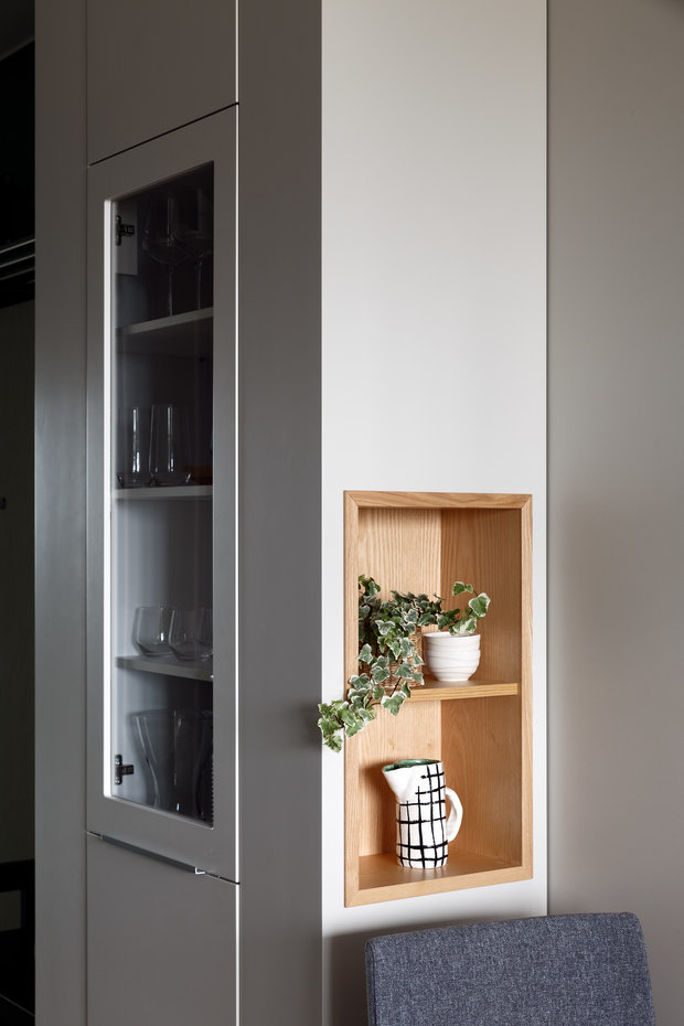 Шкаф-колонна на кухне «работает» на три стороны — фронтальную и боковые — за счет открытых полок.