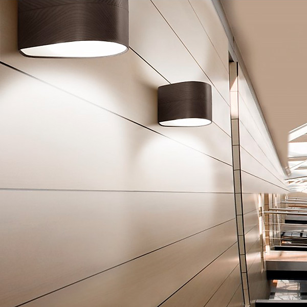 

Настенный светильник Leucos с корпусом из массива дерева