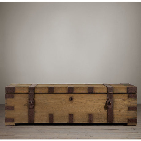 Кофейный столик Heirloom silver-chest coffee trunk, 158 x 46 x 86 см.