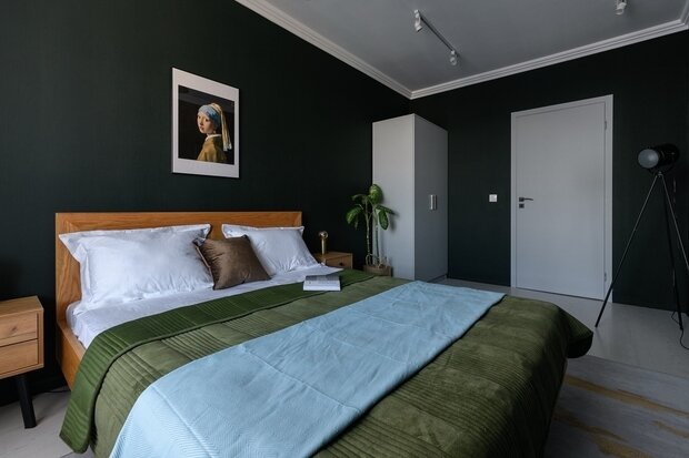 Дизайнер предложила смелое решение для цвета стен в спальне, который в итоге смотрится интересно и гармонично поддерживает общую концепцию.