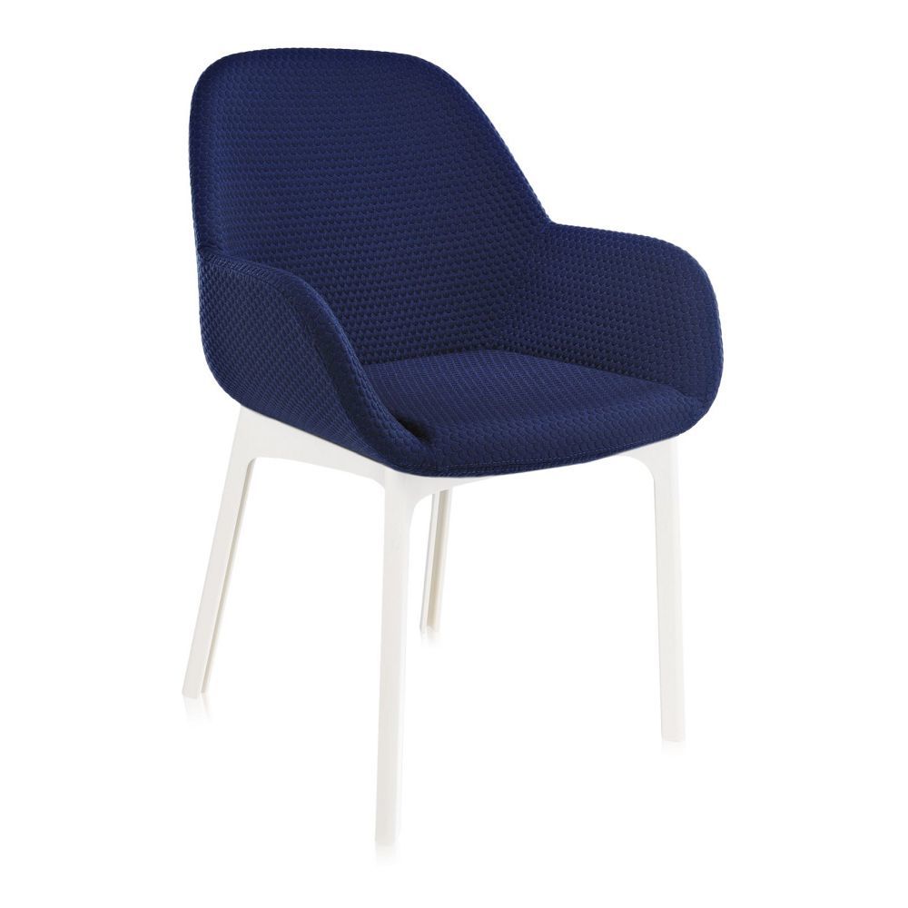Синий стул с белыми ножками