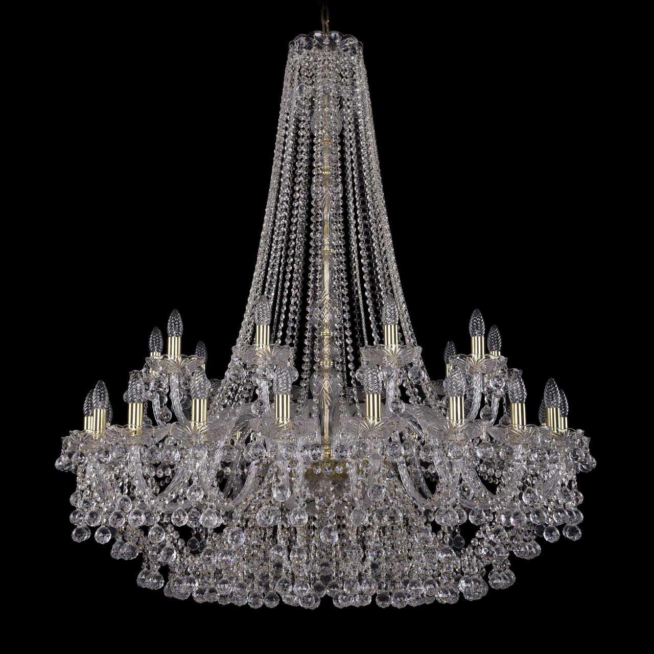 

Подвесная люстра выполнена в виде свечей с хрустальными подвесками