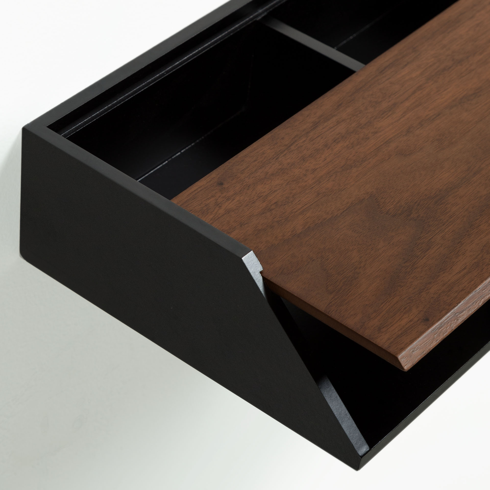 

Полочка Shelf Lusin черного цвета