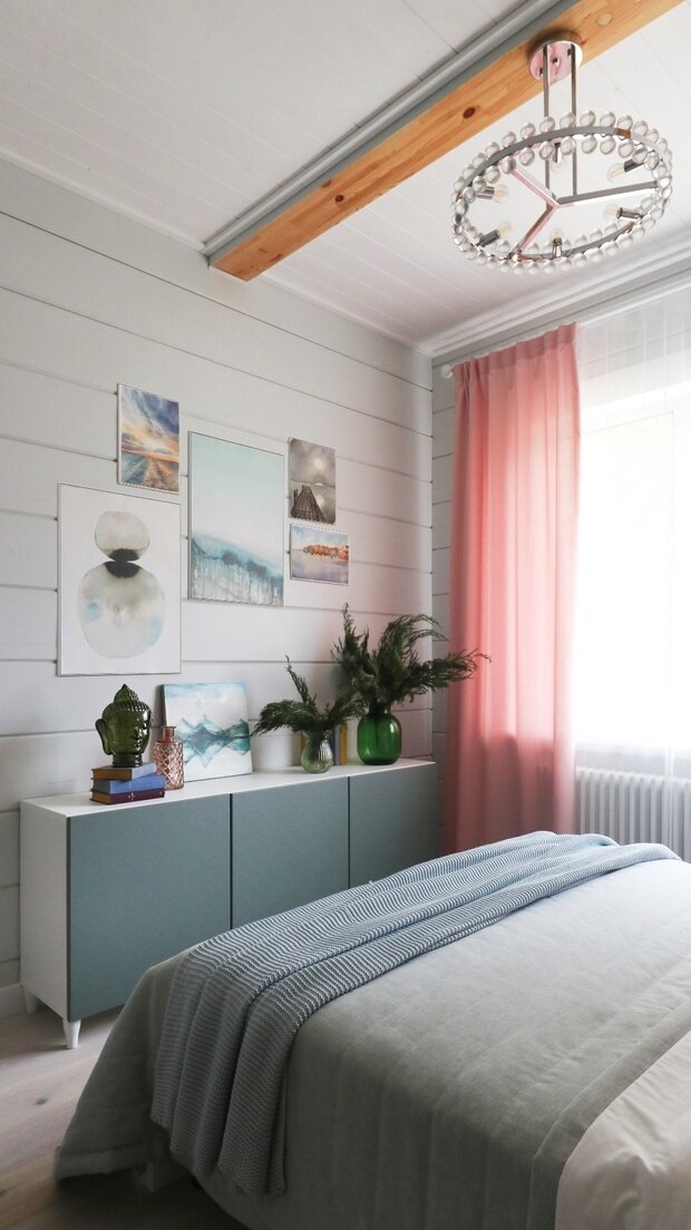 Красивые акварели в гостевой и в спальне выполнены художницей Ириной Матвеевой.