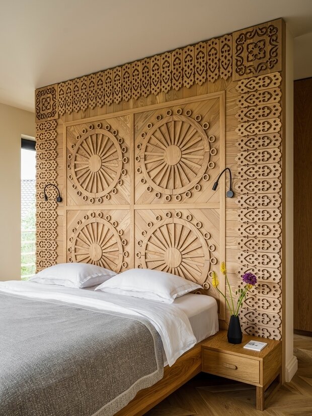 Изголовье кровати сделано вручную по мотивам татарского орнамента на старых воротах.