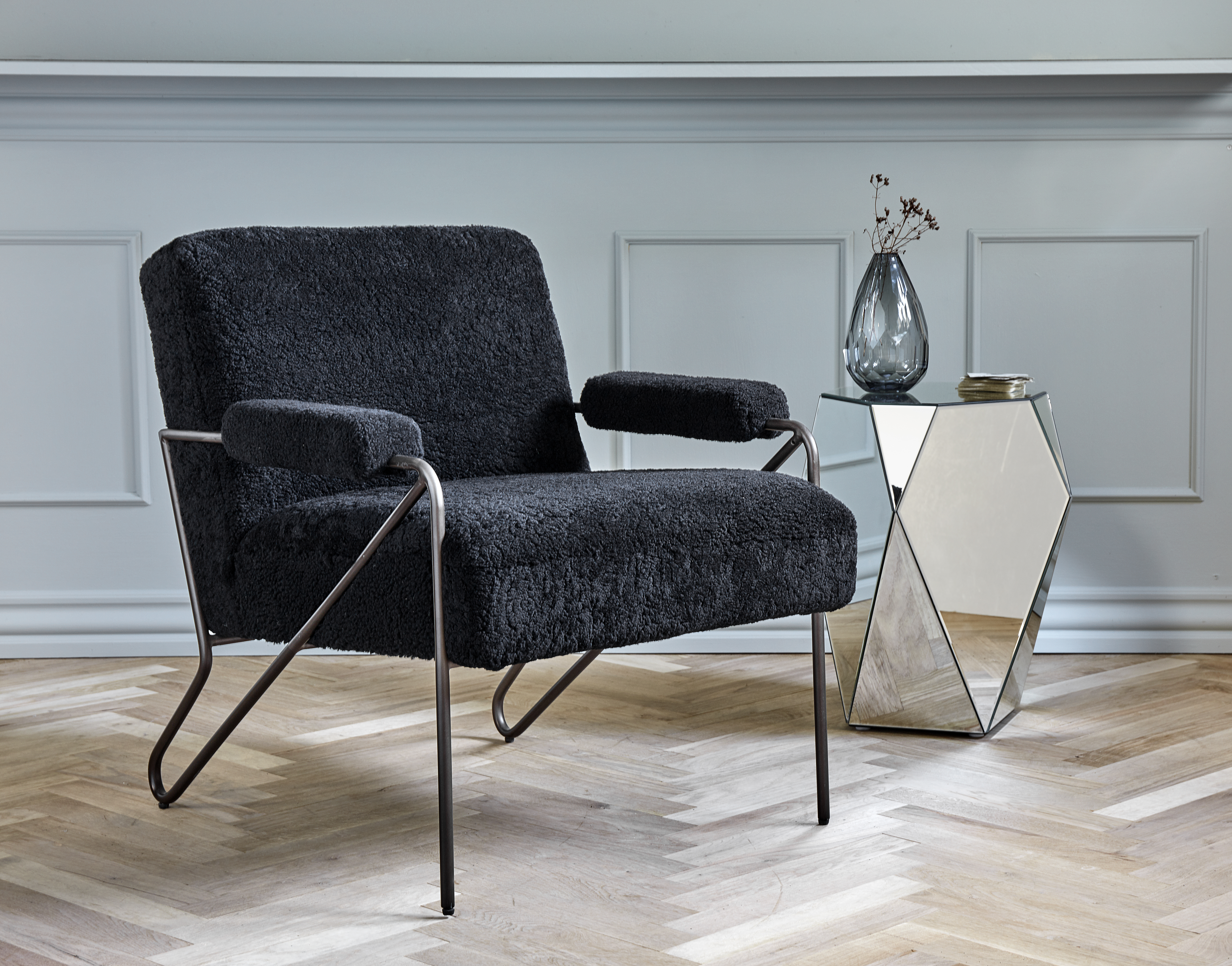 

Кресло из овечьей шкуры Iro черного цвета