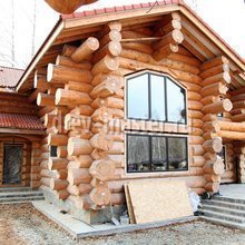 Сруб оцилиндрованное бревно. Деревянный дом оцилиндровка из оцилиндрованного. Рубленная баня с террасой. Сруб светлого цвета. М.