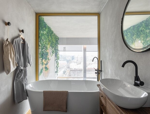 В санузле на втором этаже — ванна, гигиенический душ, смарт-стекло (с возможностью любоваться панорамой города).